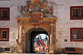 Schloss Wilhelmsburg, Blick durch Portal zur Altstadt, Schmalkalden, Thüringen, Deutschland