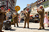 Sunshine Brass Band spielt beim Hütesfest in Meiningen, Thüringen, Deutschland
