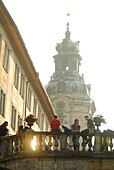 Besucher des Thüringer Tanz und Folklorefest, auf Treppe im Park von Schloss Heidecksburg, Rudolstadt, Thüringen, Deutschland