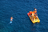 Taucher und Tretboot, Ibiza, Balearen, Spanien