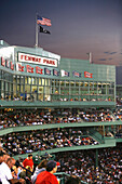 Ein Baseball Spiel in Fenway Park Stadion, Boston, Massachusetts, USA