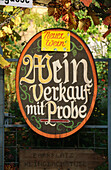 Schild Weinverkauf bei Weingut in Iphofen, Franken, Deutschland