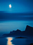 Mond über Nordwestküste, bei Flakstad, Lofoten, Nordland, Norwegen