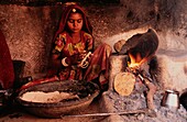 Mädchen backt Brot, Indien