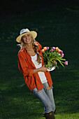Junge Frau mit einem Strauß Tulpen, Brannenburg, Oberbayern, Bayern, Deutschland