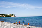 Familie am Strand, Kap Arkona, Rügen, Ostsee, Mecklenburg-Vorpommern, Deutschland