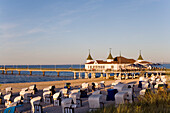 Strand mit Strandkörben, Seebrücke im Hintergrund, Ahlbeck, Insel Usedom, Mecklenburg-Vorpommern, Deutschland