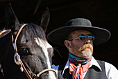Cowboy mit Pferd vor Stall, Wilder Westen, Oregon, USA
