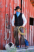 Cowboy vor Scheune, Wilder Westen, Oregon, USA