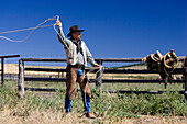 Cowboy throwing lasso wildwest, Oregon, USA