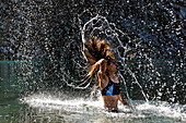 Junge Frau badet im Laghi d'Orsirora, Gotthard, Kanton Tessin, Schweiz, MR
