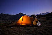 Beleuchtetes Zelt am Laghi d'Orsirora beim Gotthardpass, Kanton Tessin, Schweiz