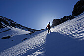 Skitourengeher im Aufstieg zur Holzgauer Wetterspitze, Lechtaler Apen, Vorarlberg, Österreich