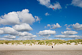 Junge lässt am Strand einen Drachen steigen, Insel Sylt, Schleswig-Holstein, Deutschland