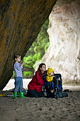 Mutter mit Töchtern in der Cathedral Cove, Wanderung bei Regen zum Cathedral Cove Beach, bei Hahei, Ostküste, Coromandel Peninsula, Nordinsel, Neuseeland