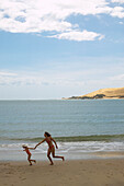 Mutter und Tochter spielen am geschützten Strand von Opononi, geschützter Hokianga Harbour, Sanddünen, Northland, Nordinsel, Neuseeland
