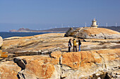 Küstenlandschaft mit blick auf Windpark am Cabo Vilán, Punta da Barca, Costa da Morte, Galicien, Spanien