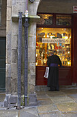 Regenrohre und Pfarrer beim Einkaufen im Hintergrund, Santiago de Compostela, Galicien, Spanien