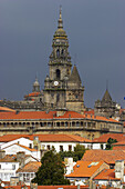 Westansicht des Uhrenturmes Torre del Reloj am Abend vor Gewitter, Altstadt, Santiago de Compostela, Galicien, Spanien