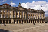 Palast mit Skulptur, Schlacht von Clavijo im Giebel, Pazo de Raxoi, Pazo de Rajoy, Praza do Obradoiro, Santiago de Compostela, Galacien, Spanien