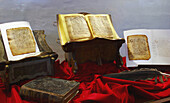 Innenansicht mit Bücher, Glosas Emilianensis, Randbemerkungen auf kastilisch, in Kloster, Monasterio de Yuso, San Millan de la Cogolla, La Rioja, Spanien