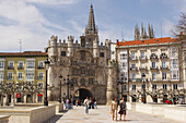 Bridge over river Río Arlanzón and city-gate Arco de Santa María with cathedral, Catedra Santa María, in the background, Burgos, Castilla Leon, Spain