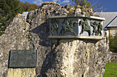 Gedenkstein für die Schlacht von Roland, am Jakobsweg nach Santiago, Roncesvalles, Pyrenäen, Navarra, Spanien