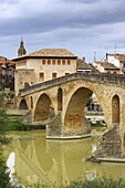 River Río Arga with bridge from 11th century, Camino de Santiago, Puente la Reina, Navarra, Spain