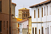 Stadtansicht mit Iglesia de San Lorenzo, Mudéjar Kirche, Sahagún, Kastilien-Leon, Spanien