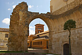 Reste des ehemaligen Klosters San Beníto, im Vordergrund, Iglesia de San Tirso, Sahagún, Kastilien-León, Spanien