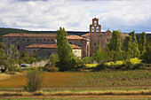 Kloster San Juan de Ortega und Landschaft, Montes de Oca, Kastilien-Leon, Spanien