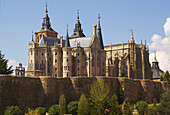 Außenansicht des Bischofspalastes, Palacio Episcopal, von Architekt Antoni Gaudi, Europa, Astorga, Kastilien-León, Spanien