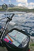 Motorrad parkt am Grimselsee, Grimselpass, Berner Oberland, Kanton Bern, Schweiz