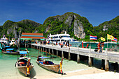 Boote and Fähre am Anleger, Ao Ton Sai, Ko Phi Phi, Krabi, Thailand