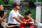 Thailändische Familie auf Moped, Phuket Town, Thailand