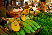 Kürbisse, Gurken und Gemüse auf dem Hauptmarkt, Phuket Town, Thailand