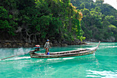 Boot vor Dschungel bedeckter Insel, Surin Islands Marine Nationalpark, Ko Surin, Phang Nga, Thailand