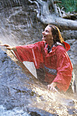 Frau unter Wasserfall, Sylvenstein, Bayern, Deutschland