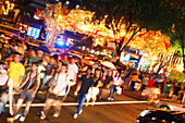 Menschen auf Orchard Road, Singapur