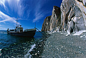 Ein Schiff, Saganzaba, Weißer Fels, Baikalsee, Siberien, Russland