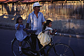 Mann mit Kindern auf Fahrrad, Granada, Nicaragua, Zentralamerika