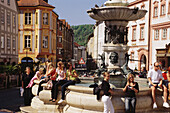 Junge Frauen essen ein Eis am Willibaldsbrunnen auf dem Marktplatz, Eichstätt, Oberbayern, Bayern, Deutschland