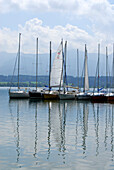 Segelboote und Spiegelung im Wasser, im Hintergrund die Bayerischen Alpen, Riegsee, Oberbayern, Bayern, Deutschland