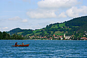 Ruderboot auf dem Schliersee, Ortschaft Schliersee im Hintergrund, Oberbayern, Bayern, Deutschland
