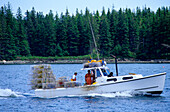 Fischerboot mir Hummerkäfigen, ,USA
