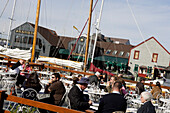 Die Bannister Wharf in Newport mit seinen Pubs und Restaurants ist am Abend ein beliiebter Ort für Newporter und Touristen. Rhode Island, ,USA