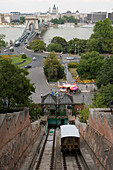 Zahnradbahn zum Burgberg mit Blick zur Kettenbrücke, Buda, Budapest, Ungarn, Europa