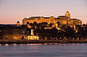 Donau und beleuchteter Burgpalast im Dämmerlicht, Blick von Pest, Budapest, Ungarn, Europa