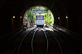 Funicolare Zahnradbahn im Tunnel auf der Insel Capri, Kampanien, Italien, Europa