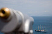 Blick mit Fernrohr auf Großsegler Royal Clipper vor Anker vor der Insel Capri, Kampanien, Italien, Europa